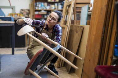 Atölyesinde çalışan kadın marangoz.