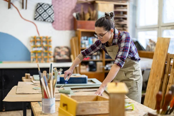Female Carpenter Working Her Workshop — Stock Photo, Image