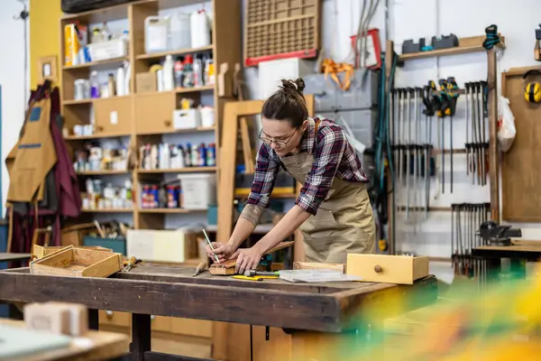 Vrouwelijke Timmerman Werkt Haar Werkplaats Stockfoto