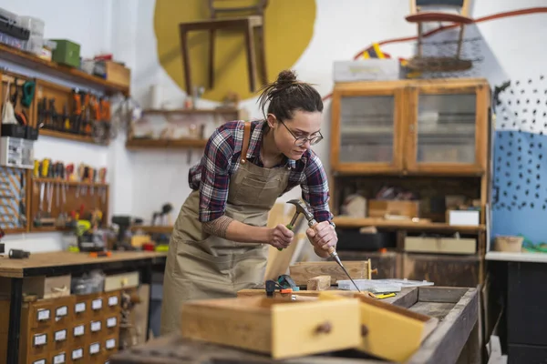 Vrouwelijke Timmerman Werkt Haar Werkplaats Stockafbeelding