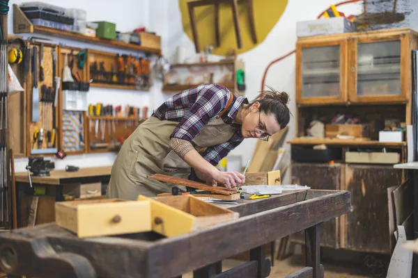 Vrouwelijke Timmerman Werkt Haar Werkplaats Rechtenvrije Stockfoto's