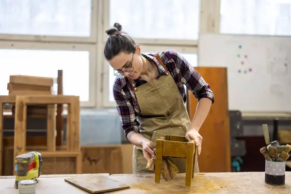 Vrouwelijke Timmerman Werkt Haar Werkplaats Rechtenvrije Stockafbeeldingen