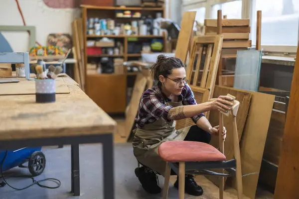 Vrouwelijke Timmerman Werkt Haar Werkplaats Rechtenvrije Stockfoto's