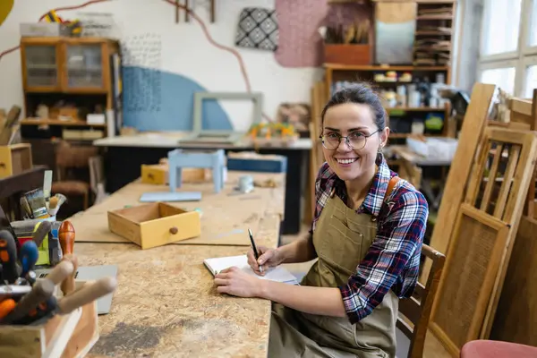 Vrouwelijke Timmerman Werkt Haar Werkplaats Stockfoto