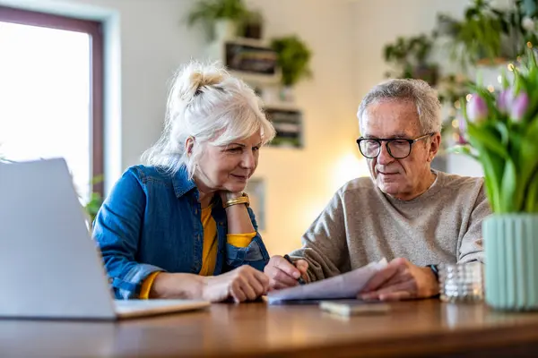 Seniorenpaar Sitzt Tisch Und Diskutiert Über Hausfinanzen Stockbild