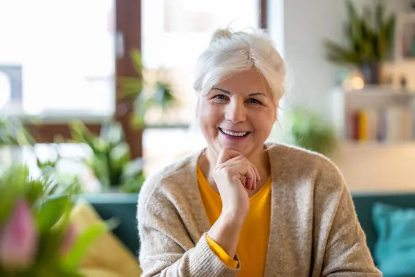 Starší Žena Dívá Kameru Usmívá Svém Obývacím Pokoji Doma Stock Obrázky