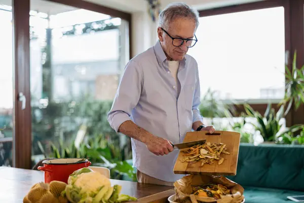 Olgun Bir Adam Evde Artan Yemeklerden Gübre Yapıyor Telifsiz Stok Imajlar