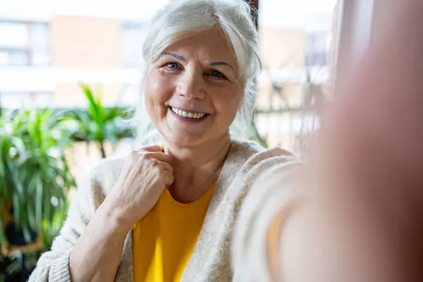 Porträt Einer Lächelnden Seniorin Die Ein Selfie Hause Macht Stockbild