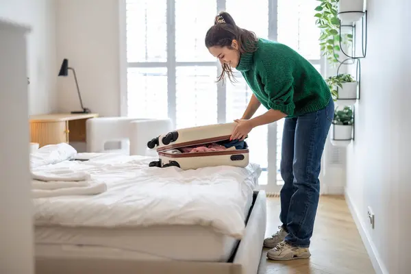 Joven Mujer Haciendo Las Maletas Dormitorio Preparándose Para Viajar Fotos De Stock Sin Royalties Gratis