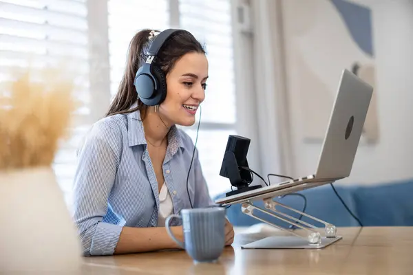Mujer Con Auriculares Sentada Escritorio Hablando Micrófono Grabando Podcast Imagen de stock
