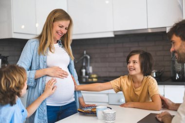 Genç bir aile yeni bebeği bekliyor.