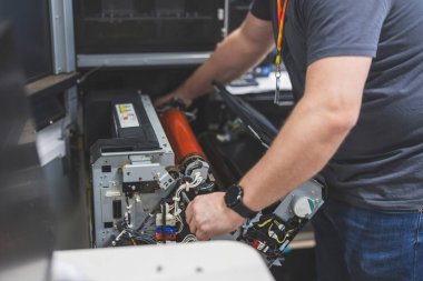 Matbaa tamir makinesinde bakım mühendisi.