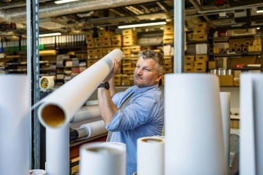 Matbaada çalışan bir adam.