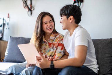 mutlu genç çift dizüstü birlikte evde kullanma