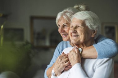Yetişkin kızıyla evde mutlu bir son sınıf kadını.