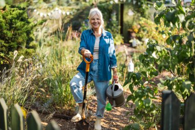 Güneşli bir günde bahçesinde çalışan son sınıf öğrencisi.