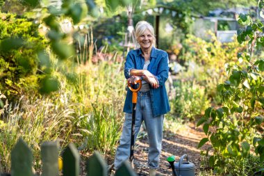 Güneşli bir günde bahçesinde çalışan son sınıf öğrencisi.