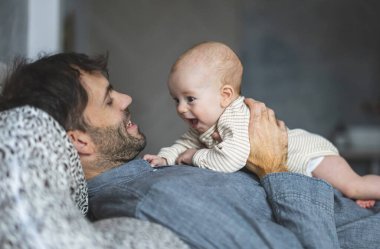 Babalık izninde olan baba, küçük oğluna evde bakıyor.