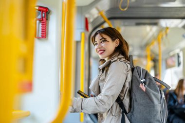 genç kadın toplu taşıma araçları ile seyahat