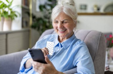 Kadın akıllı telefondan hap arıyor.