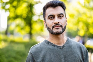 Şehirde sakallı yakışıklı bir gencin portresi. 