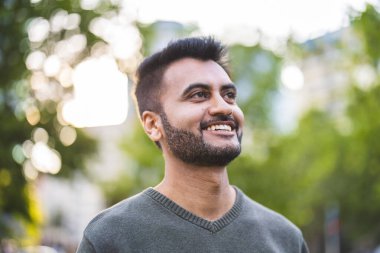 Şehirde sakallı yakışıklı bir gencin portresi. 