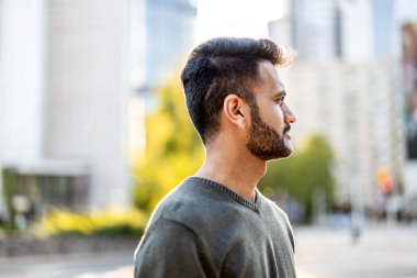 Şehirde sakallı yakışıklı bir gencin portresi. 