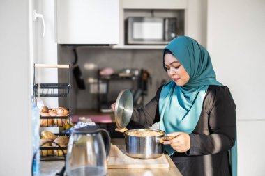 Modern Mutfakta Başörtüsü Giyen Müslüman Kadın