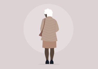 Yaşlı bir Afrikalı kadının tam boy portresi. Arkadan bakıldığında klasik bir kıyafet giyiyor.