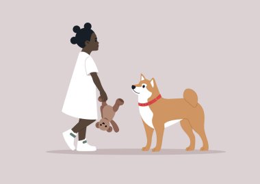 Anaokulu kızı, oyuncak ayısını sunarak Shiba Inu köpeğiyle kaliteli zaman geçiriyor.