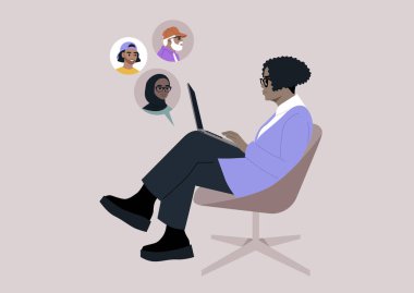 Kendinden emin Afrikalı kadın bir video konferans görüşmesi yapıyor, rahat bir şekilde bir sandalyeye oturuyor, görüntü sanal iletişim kurarken dengeli ve profesyonel bir tavır sergiliyor.