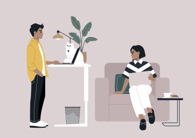 Evde ve ofiste çeşitli ve kişiselleştirilmiş işler ayarlanırken, genç bir serbest çalışan kasıtlı olarak ayakta duran bir pozisyonda çalışırken, bir diğeri rahat bir şekilde koltukta oturuyor.