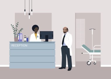 Hastane resepsiyonunda Doktor ve Personel ile sakin bir an geçiren kel bir profesör, hastane lobisinin sakin ortamında bir resepsiyonistle konuşuyor.