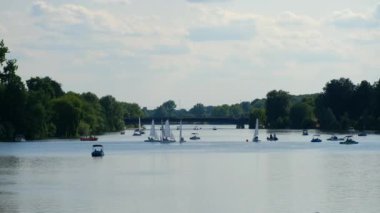 Almanya, Munster, 2022 yılı. Yat ve katamaranlar Aasee Gölü 'nde yat kulübünün yanında yelken açarlar..