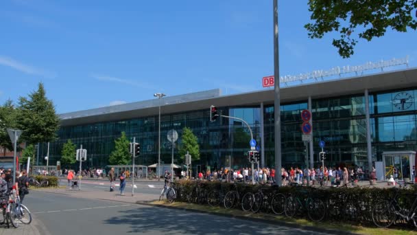 Tyskland Munster Circa 2022 Korsning Nära Tågstationen Människor Och Cyklister — Stockvideo