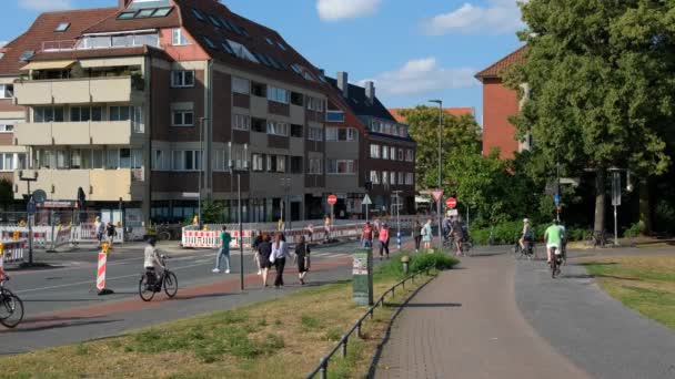 Almanya Munster 2022 Yılı Bisikletçiler Şehirde Bisikletle Dolaşır Bisiklet Altyapısı — Stok video