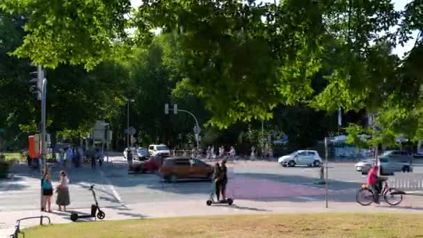 Německo Munster Circa2022 Crosswalk Centru Města Lidé Cyklisté Přecházejí Silnici — Stock video