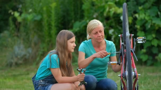 Anya Megtanítja Lányát Hogyan Javítsa Meg Biciklijét Kertben Boldog Barátságos — Stock videók