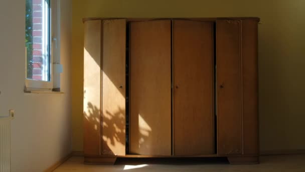 阳光灿烂的日子里 窗边房间里有图案的老式木柜 — 图库视频影像