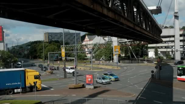 ドイツ Wuppertal Circa 2022 一時停止した道路と町の中心部に大きな交差点 自動車とモノレールの交通 経過時間 — ストック動画