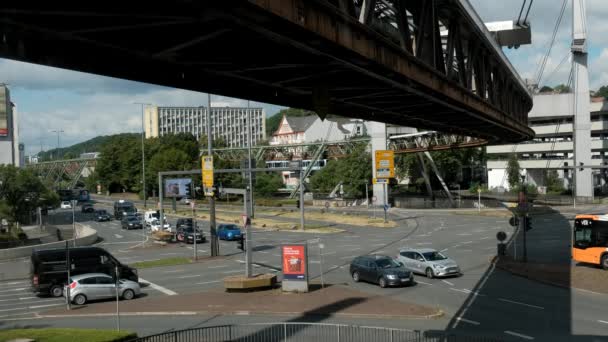 ドイツ Wuppertal Circa 2022 一時停止した道路と町の中心部に大きな交差点 自動車 モノレールの交通 — ストック動画