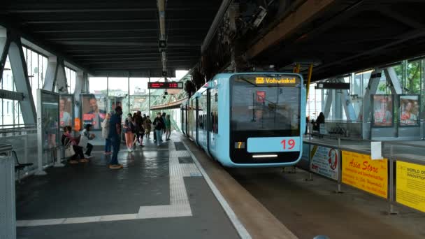 ドイツ Wuppertal Circa 2022 一時停止モノレールの駅 大勢の人が降車して路面電車に乗り — ストック動画