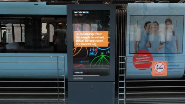 ドイツ Wuppertal Circa 2022 ビルボードのクローズアップ モノレール路面電車の背景にある情報バナー — ストック動画
