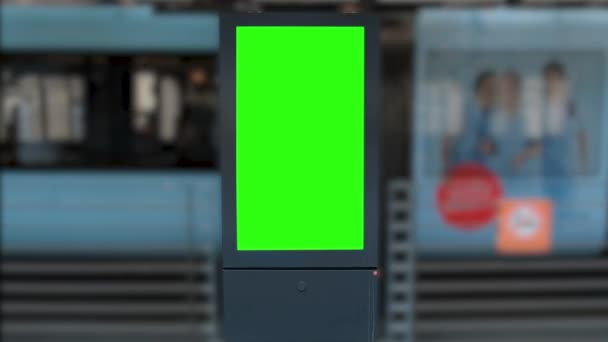 グリーンスクリーンハイストリートの看板のクローズアップ モノレールの路面電車を背景にカラーキーのスタイルでブランク情報バナー — ストック動画