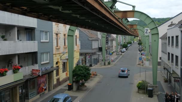 Wuppertal Circa 2022 伍珀塔尔悬架铁路马车沿着城市街道在两栋房子之间行驶 — 图库视频影像