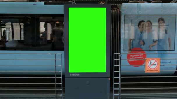 ドイツ Wuppertal Circa 2022 グリーンスクリーンハイストリートの看板のクローズアップ モノレールの路面電車を背景にカラーキーのスタイルで空白の情報バナー — ストック動画