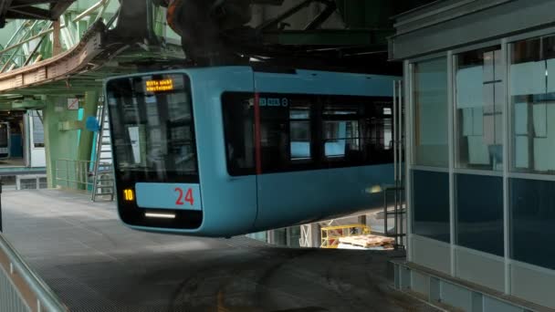 Németország Wuppertal 2022 Körül Wuppertalis Felfüggesztő Vasút Kocsi Megfordul Végállomásnál — Stock videók