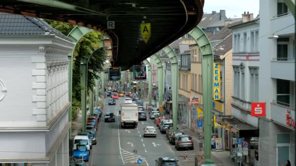 ドイツ Wuppertal Circa 2022 ウパタール サスペンション鉄道 ワゴンは家の間の街の通りに沿って乗る — ストック動画