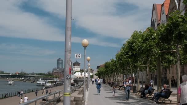 Германия Дюссельдорф Около 2022 Года Люди Идут Набережной Реки Рейн — стоковое видео