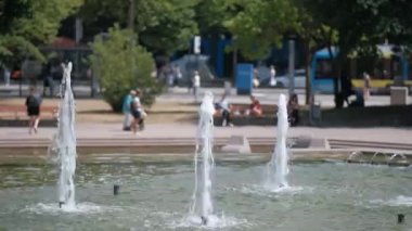 Şehir merkezinde bir çeşme. Eski su kulesinin yanında. Güneşli bir yaz gününde..